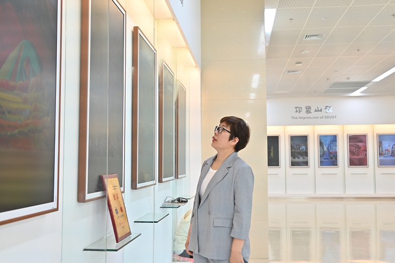 谢翠红参观新建图书馆.JPG