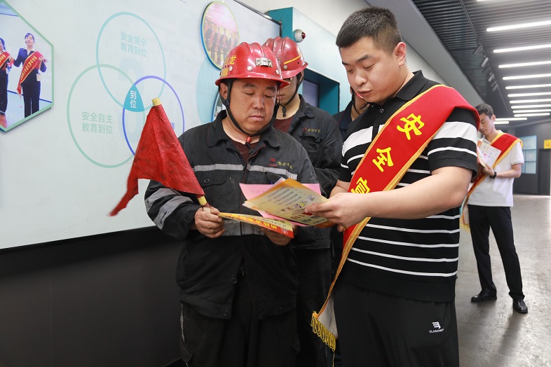 图为“安全生产月”活动启动以来，陕煤集团澄合矿业百良公司积极组织安全宣传员深入井口、班组、岗位等重点区域开展安全宣讲，全面提升职工安全意识.JPG