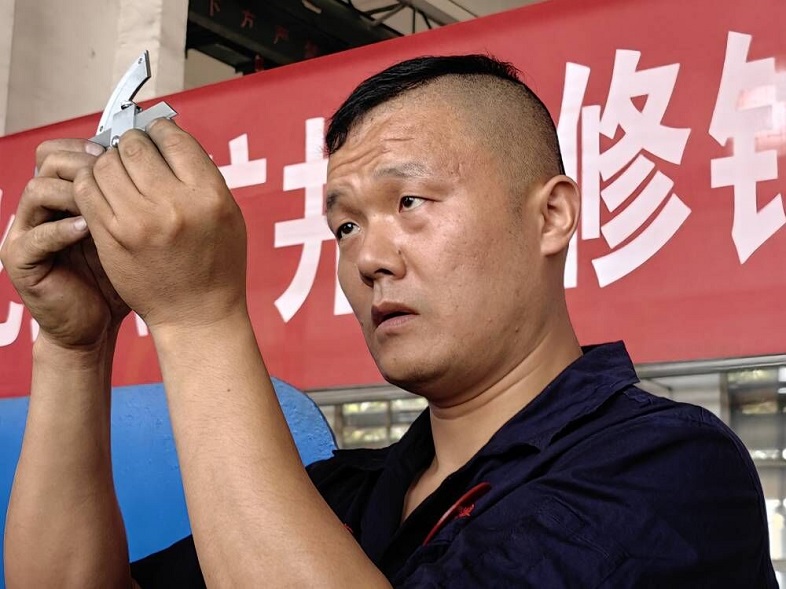 岳跃东在加工备件.jpg