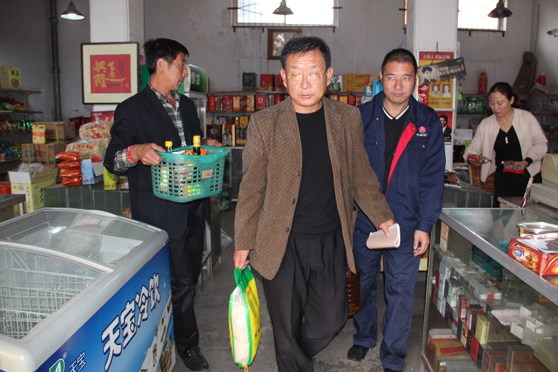 “帮扶五人组”帮助“老闷”采购生活用品.JPG